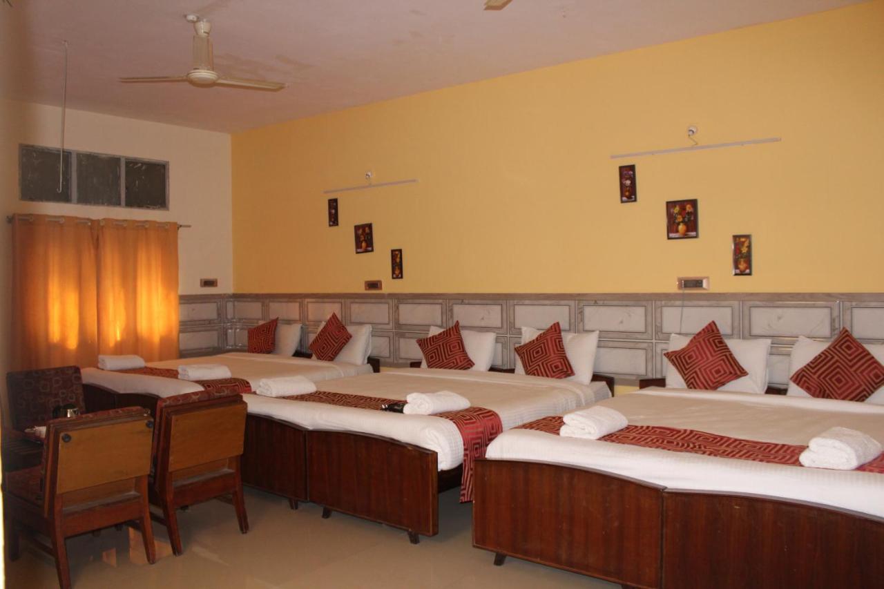 Kaveri Hotel Bed & Breakfast Mysore Esterno foto